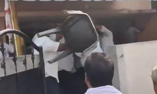 ఇప్పటంతో కుర్చీలతో కొట్టుకున్న జనసేన నేతలు