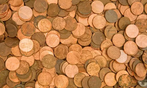 Astrology : మనం ప్రవహించే నీటిలో రాగి నాణేలను ఎందుకు విసురుతాము? సైన్స్, సంప్రదాయం మరియు ఆధ్యాత్మిక ప్రయోజనాలు