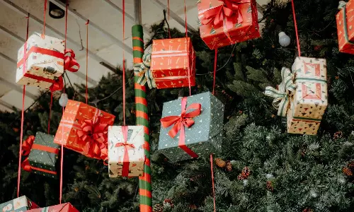 క్రిస్మస్ 2025: మీ జీవితంలోని ప్రతి ఒక్కరి కోసం 60కి పైగా హృదయపూర్వక శుభాకాంక్షలు, సందేశాలు మరియు కోట్స్