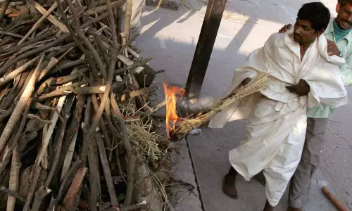 One Rupee Funeral Rites: ఒక్క రూపాయికే దహన సంస్కారాలు
