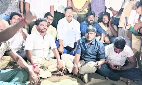 Tanuku: పశ్చిమ గోదావరి జిల్లా తణుకు వై జంక్షన్ దగ్గర ఉద్రిక్తత