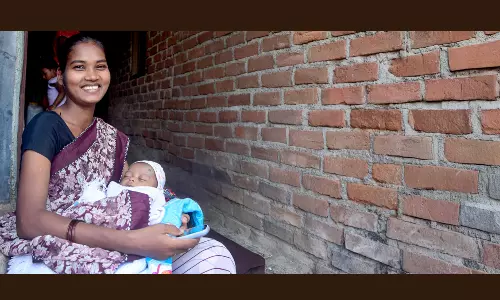 గ‌ర్భిణిల‌కు చిరున‌వ్వుతో సూచనలు