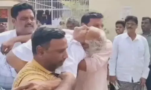 మంత్రి నారాయణ సమావేశంలో గుండెపోటుతో రైతు మృతి మంత్రి నారాయణ సమావేశంలో గుండెపోటుతో రైతు మృతి