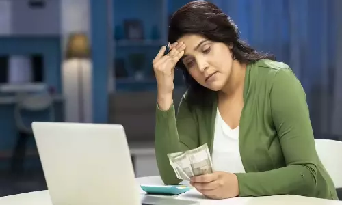 Money Saving: భారీ ఆదాయం ఉన్నప్పటికీ.. పొదుపు చేయలేకపోతున్నారా?.. ఈ 5 సంకేతాలు ఉంటే మీరు అప్పుల ఊబిలో చిక్కుకున్నట్లే..!!