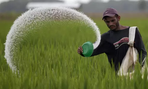 Fertilizer Price Hike: చైనా ఆంక్షల దెబ్బతో ఎరువుల ధరల మంట.. రైతులపై పెరుగుతున్న భారం..!!