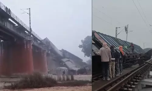 బీహార్లో పట్టాలు తప్పిన గూడ్స్ రైలు బీహార్లో పట్టాలు తప్పిన గూడ్స్ రైలు