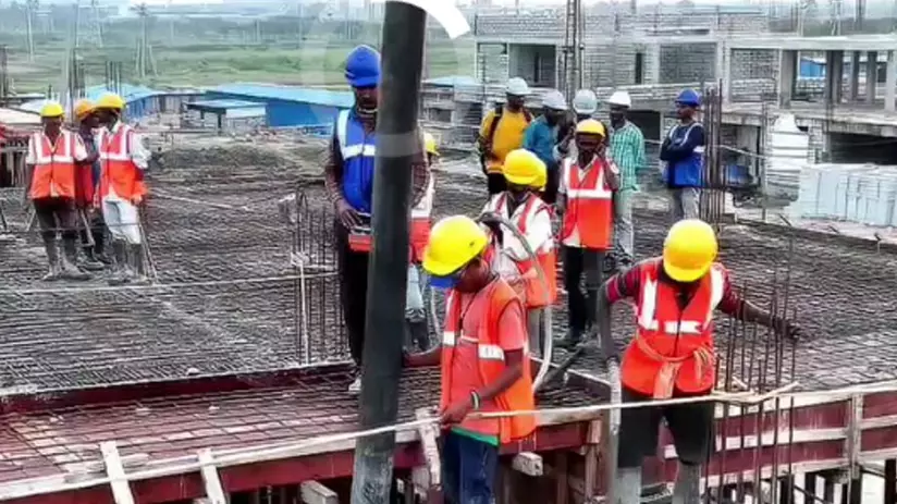 తెలుగు రాష్ట్రాల్లో పనివారి కొరత : ఉచిత పథకాల ప్రభావం తెలుగు రాష్ట్రాల్లో పనివారి కొరత : ఉచిత పథకాల ప్రభావం