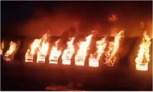 Train Fire: అర్థరాత్రి అగ్నిప్రమాదం.. అనకాపల్లి దగ్గర రైలులో మంటలు..ఒకరు సజీవదహనం..!!