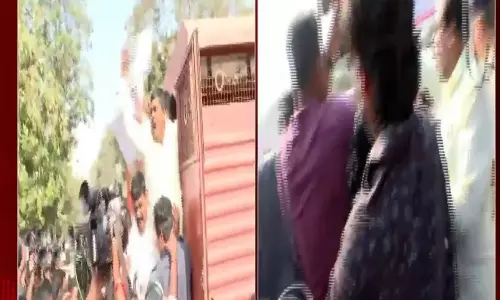 EX Sarpanches Protest: అసెంబ్లీ ముట్టడికి మాజీ సర్పంచ్లు ప్రయత్నం.. తమ పెండింగ్ బిల్లులు చెల్లించాలని డిమాండ్ EX Sarpanches Protest: అసెంబ్లీ ముట్టడికి మాజీ సర్పంచ్లు ప్రయత్నం.. తమ పెండింగ్ బిల్లులు చెల్లించాలని డిమాండ్