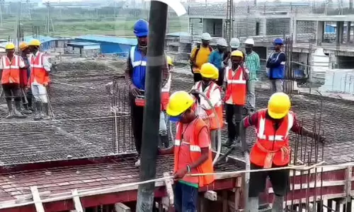 తెలుగు రాష్ట్రాల్లో పనివారి కొరత : ఉచిత పథకాల ప్రభావం