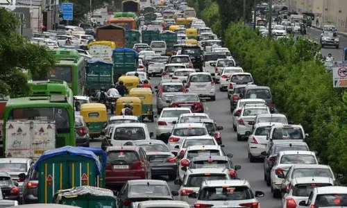 Karnataka: కర్ణాటక వాహనదారులకు షాక్..ఇతర రాష్ట్రాల వాహనాలకు రూ. 20 వేల వరకు జరిమానా