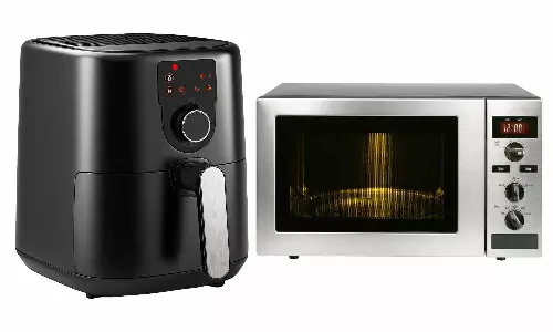 Air Fryer vs Microwave: ఏది బెస్ట్? వంటలకు సరైన అప్లయన్స్ ఎంచుకునే మార్గం. Air Fryer vs Microwave: ఏది బెస్ట్? వంటలకు సరైన అప్లయన్స్ ఎంచుకునే మార్గం.