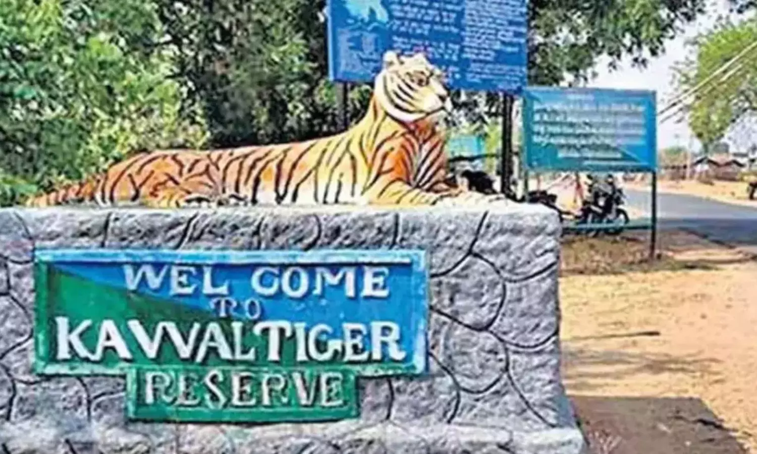 ఆదివాసీలకు ఇందిరమ్మ ఇళ్లు కలేనా..? టైగర్ జోన్ అంటూ అటవీ శాఖ అడ్డగింపు.. ఆదివాసీలకు ఇందిరమ్మ ఇళ్లు కలేనా..? టైగర్ జోన్ అంటూ అటవీ శాఖ అడ్డగింపు..