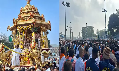 Tirumala: తిరుమలలో వైభవంగా స్వర్ణ రథోత్సవం Tirumala: తిరుమలలో వైభవంగా స్వర్ణ రథోత్సవం