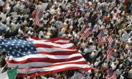 US Immigration Policies: అమెరికాలో వలసదారులకు పండగ భయం