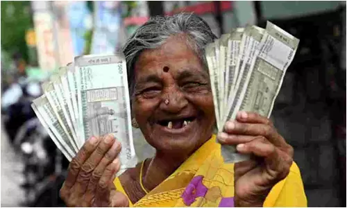 Pensions: పింఛన్ దారులకు గుడ్ న్యూస్.. ఒకరోజు ముందుగానే పెన్షన్లు.. ఇవాళ పంపిణీ..!!