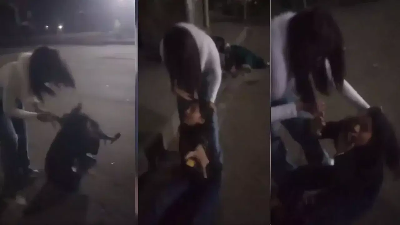 Viral Video: అబ్బాయి కోసం రోడ్డు మీద జుట్టు పట్టి కుమ్ముకున్న ఇద్దరు అమ్మాయిలు.. వాడు నావాడె! Viral Video: అబ్బాయి కోసం రోడ్డు మీద జుట్టు పట్టి కుమ్ముకున్న ఇద్దరు అమ్మాయిలు.. వాడు నావాడె!