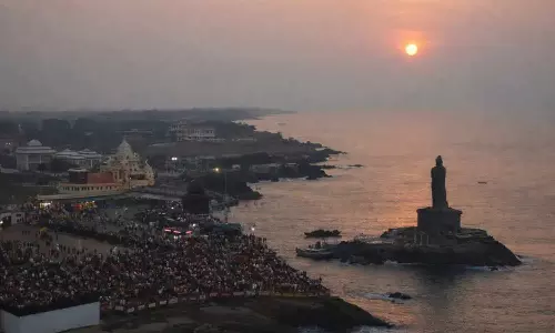 Kanyakumari last sunrise :2025 చివరి సూర్యోదయం: కన్యాకుమారి తీరంలో బంగారు వర్ణపు ఆకాశం కింద ముగిసిన ఏడాది ప్రయాణం Kanyakumari last sunrise :2025 చివరి సూర్యోదయం: కన్యాకుమారి తీరంలో బంగారు వర్ణపు ఆకాశం కింద ముగిసిన ఏడాది ప్రయాణం
