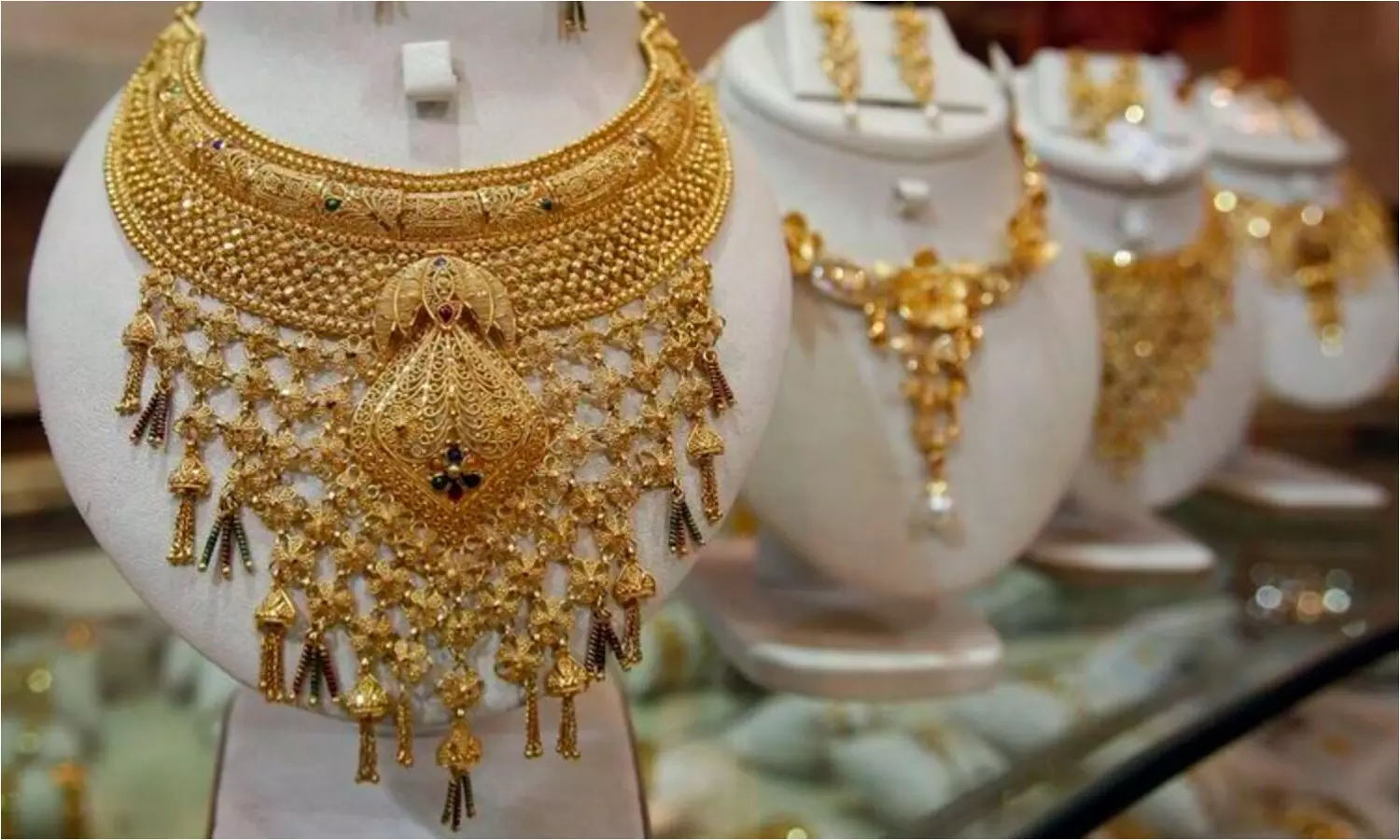 Gold Rate Today: బంగారం-వెండి ధరల్లో స్వల్ప మార్పులు.. నేడు జనవరి 2వ తేదీ ధరలు ఎలా ఉన్నాయంటే? Gold Rate Today: బంగారం-వెండి ధరల్లో స్వల్ప మార్పులు.. నేడు జనవరి 2వ తేదీ ధరలు ఎలా ఉన్నాయంటే?