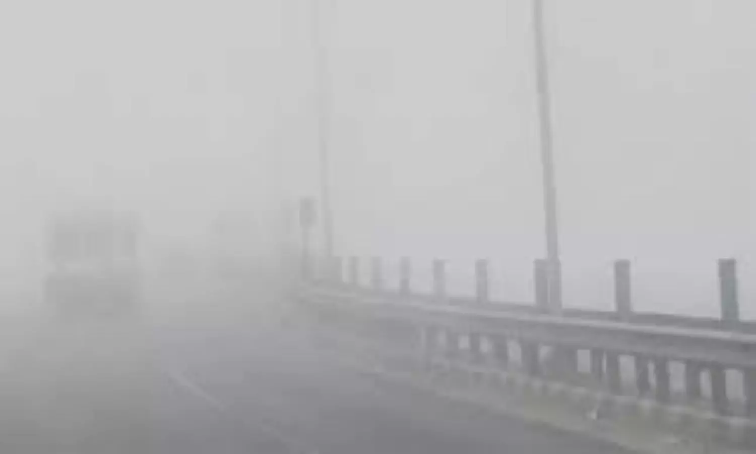 Hyderabad: హైదరాబాద్ నగర శివారు ప్రాంతాలను కమ్మేసిన పొగమంచు Hyderabad: హైదరాబాద్ నగర శివారు ప్రాంతాలను కమ్మేసిన పొగమంచు