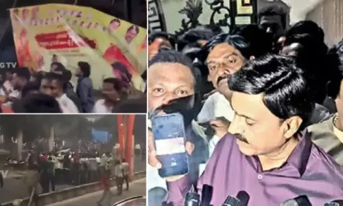 Ballari Tension: బళ్లారిలో తీవ్ర ఉద్రిక్తత..మాజీ మంత్రి గాలి జనార్థన్ రెడ్డిపై హత్యాయత్నం..!! Ballari Tension: బళ్లారిలో తీవ్ర ఉద్రిక్తత..మాజీ మంత్రి గాలి జనార్థన్ రెడ్డిపై హత్యాయత్నం..!!