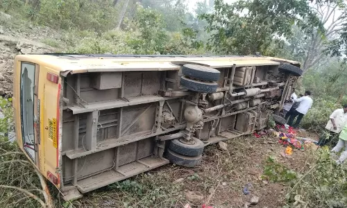 మొండికుంట అడవిలో కేఎల్ఆర్ కాలేజీ బస్సు బోల్తా.. 60 మందిలో ఇద్దరి పరిస్థితి విషమం మొండికుంట అడవిలో కేఎల్ఆర్ కాలేజీ బస్సు బోల్తా.. 60 మందిలో ఇద్దరి పరిస్థితి విషమం