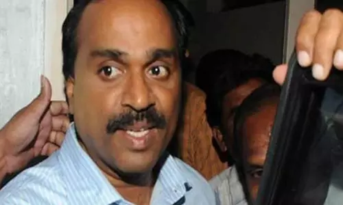 Gali Janardhan Reddy: గాలి జనార్ధన్ రెడ్డి ఇంటి ముందు కాల్పులు.. ఒకరు మృతి, హత్యాయత్నమంటూ ఆరోపణ Gali Janardhan Reddy: గాలి జనార్ధన్ రెడ్డి ఇంటి ముందు కాల్పులు.. ఒకరు మృతి, హత్యాయత్నమంటూ ఆరోపణ