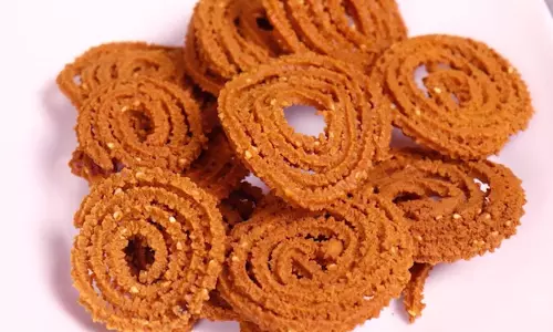 Tamil Nadu Style Murukulu: ఇంట్లోనే కరకరలాడే తమిళనాడు స్టైల్ మురుకులు తయారీ ఇలా