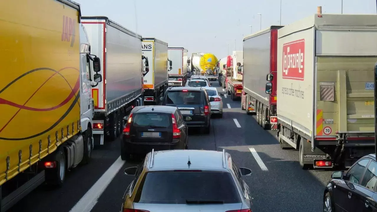 Viral Video: ట్రక్కును ఢీకొట్టిన కారు.. వీడియో చూస్తే వెన్నులో వణుకు పుట్టాల్సిందే Viral Video: ట్రక్కును ఢీకొట్టిన కారు.. వీడియో చూస్తే వెన్నులో వణుకు పుట్టాల్సిందే