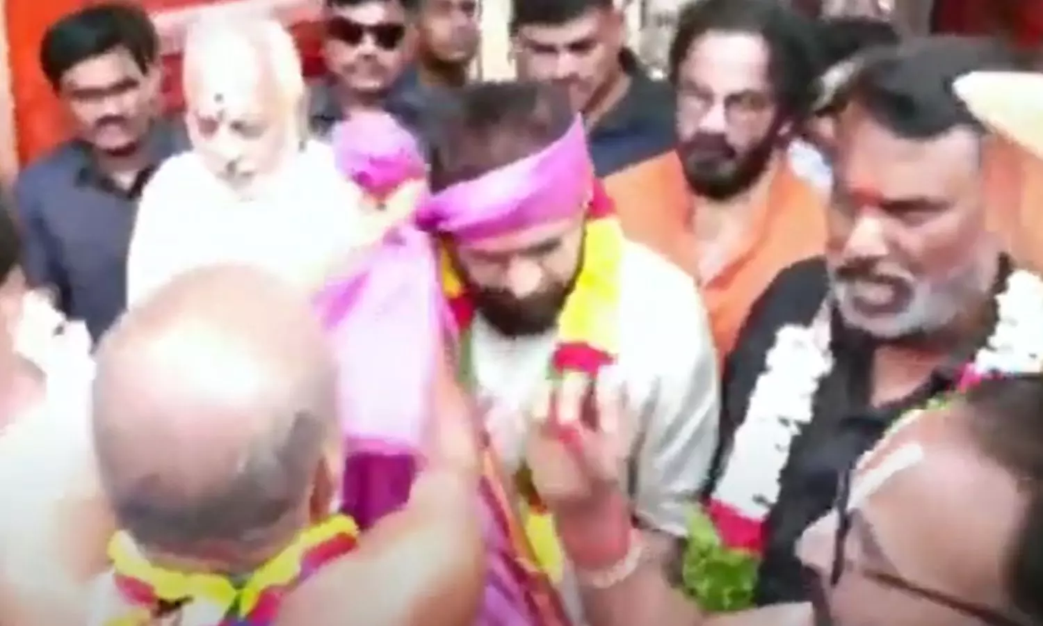 Pawan Kalyan: కొండగట్టు అంజన్న సేవలో పవన్ కళ్యాణ్ Pawan Kalyan: కొండగట్టు అంజన్న సేవలో పవన్ కళ్యాణ్