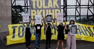 Indonesia New Law: పెళ్లికి ముందు శారీరక సంబంధం పెట్టుకుంటే జైలుకే! కొత్త చట్టం తెచ్చిన ప్రభుత్వం.. పర్యాటకులకు కూడా షాక్! Indonesia New Law: పెళ్లికి ముందు శారీరక సంబంధం పెట్టుకుంటే జైలుకే! కొత్త చట్టం తెచ్చిన ప్రభుత్వం.. పర్యాటకులకు కూడా షాక్!