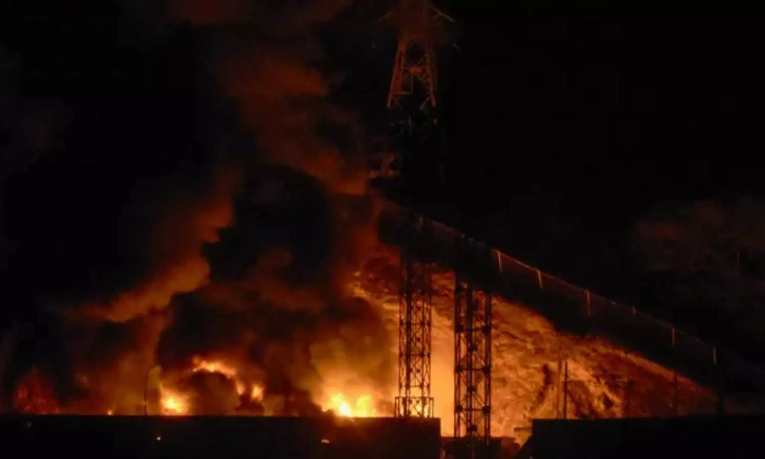 Venezuela Under Fire: ట్రంప్ ఎయిర్స్ట్రైక్స్ ప్రకటించారు, మడురో అరెస్టు చేయబడ్డారు Venezuela Under Fire: ట్రంప్ ఎయిర్స్ట్రైక్స్ ప్రకటించారు, మడురో అరెస్టు చేయబడ్డారు