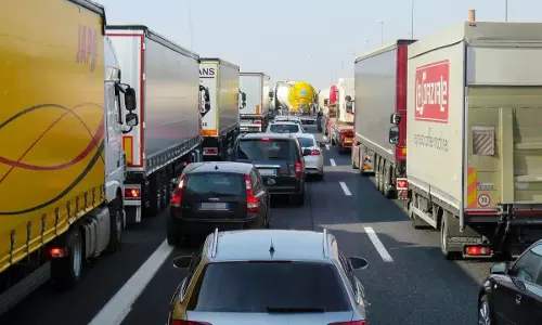 Viral Video: ట్రక్కును ఢీకొట్టిన కారు.. వీడియో చూస్తే వెన్నులో వణుకు పుట్టాల్సిందే Viral Video: ట్రక్కును ఢీకొట్టిన కారు.. వీడియో చూస్తే వెన్నులో వణుకు పుట్టాల్సిందే