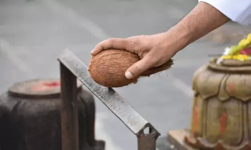Coconut Breaking: కొబ్బరి విరగటం ఎందుకు సంప్రదాయంలో ముఖ్యమని తెలుసా? Coconut Breaking: కొబ్బరి విరగటం ఎందుకు సంప్రదాయంలో ముఖ్యమని తెలుసా?