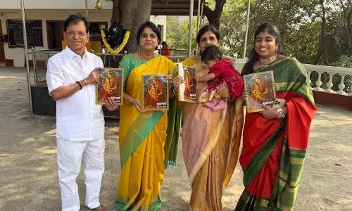 Sri Malika Book: శ్రీమాలికకు విశేష ఆదరణ.. ప్రముఖులకు గ్రంథాన్ని బహూకరించిన బొల్లినేని కృష్ణయ్య