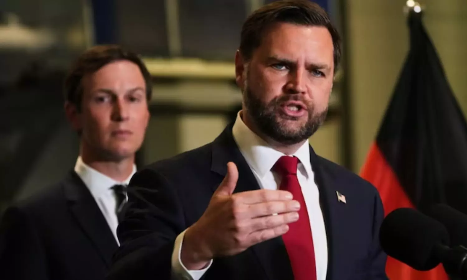 JD Vance: అమెరికా ఉపాధ్యక్షుడు జేడీ వాన్స్ ఇంటిపై దాడి JD Vance: అమెరికా ఉపాధ్యక్షుడు జేడీ వాన్స్ ఇంటిపై దాడి