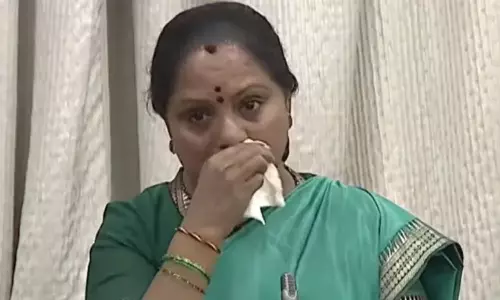 Kavitha: శాసనమండలిలో కంటతడి పెట్టుకున్న కవిత..! Kavitha: శాసనమండలిలో కంటతడి పెట్టుకున్న కవిత..!