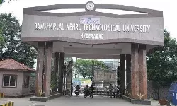 JNTU Kukatpally: డ్రైనేజీ నీటితో అద్వానంగా మారిన జేఎన్టీయూ వసతి గృహాల పరిసరాలు