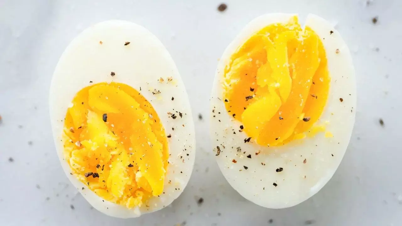 Health Tips: దగ్గు ఉన్నప్పుడు గుడ్డు తినొచ్చా? తింటే తగ్గుతుందా.. పెరుగుతుందా? Health Tips: దగ్గు ఉన్నప్పుడు గుడ్డు తినొచ్చా? తింటే తగ్గుతుందా.. పెరుగుతుందా?