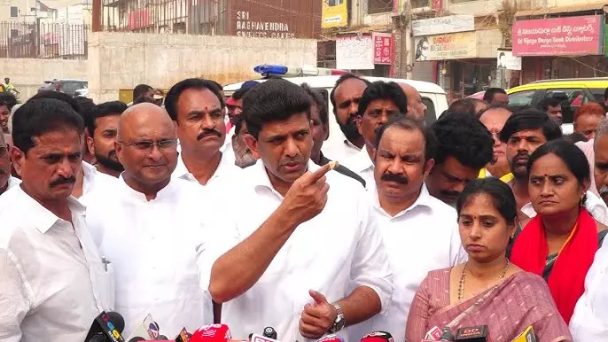 Pemmasani Chandrasekhar: కేంద్ర మంత్రి పెమ్మసాని.. శంకర్ విలాస్ ఆర్ఓబి వివాదం రచ్చ Pemmasani Chandrasekhar: కేంద్ర మంత్రి పెమ్మసాని.. శంకర్ విలాస్ ఆర్ఓబి వివాదం రచ్చ