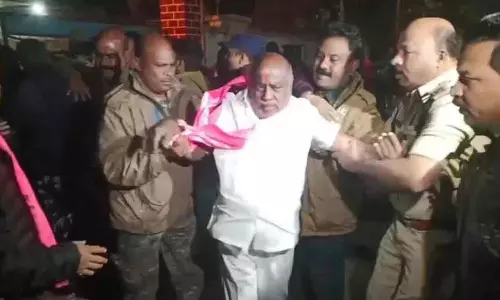 Jogu Ramanna: సోయాబీన్ పంట కొనాలని ధర్నా.. మాజీ మంత్రి జోగు రామన్న అరెస్టు Jogu Ramanna: సోయాబీన్ పంట కొనాలని ధర్నా.. మాజీ మంత్రి జోగు రామన్న అరెస్టు