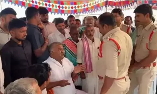 Anantapur: వైసీపీ మాజీ ఎమ్మెల్యేను అడ్డుకున్న పోలీసులు Anantapur: వైసీపీ మాజీ ఎమ్మెల్యేను అడ్డుకున్న పోలీసులు