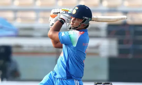 Vaibhav Suryavanshi : వైభవ్ విధ్వంసం..స్టేడియం బయట పడ్డ బంతి..14 ఏళ్ల కుర్రాడి సిక్సర్కు కామెంట్లేటర్లు షాక్ Vaibhav Suryavanshi : వైభవ్ విధ్వంసం..స్టేడియం బయట పడ్డ బంతి..14 ఏళ్ల కుర్రాడి సిక్సర్కు కామెంట్లేటర్లు షాక్