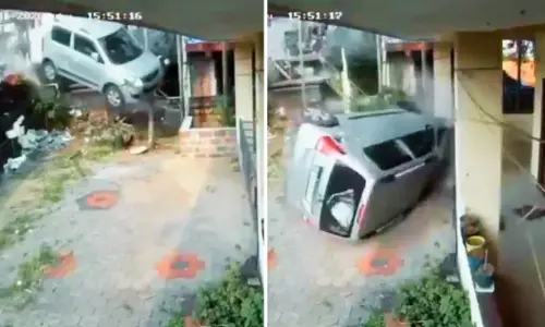Viral Video : గాలిలో ఎగిరి ఇంటి మీద పడ్డ కారు.. ఒళ్ళు గగుర్పొడిచే సీసీటీవీ వీడియో