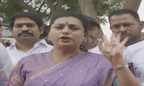 RK Roja: పిన్నెల్లి అరెస్ట్ అక్రమం.. రాష్ట్రంలో అరాచక పాలన సాగుతోంది RK Roja: పిన్నెల్లి అరెస్ట్ అక్రమం.. రాష్ట్రంలో అరాచక పాలన సాగుతోంది