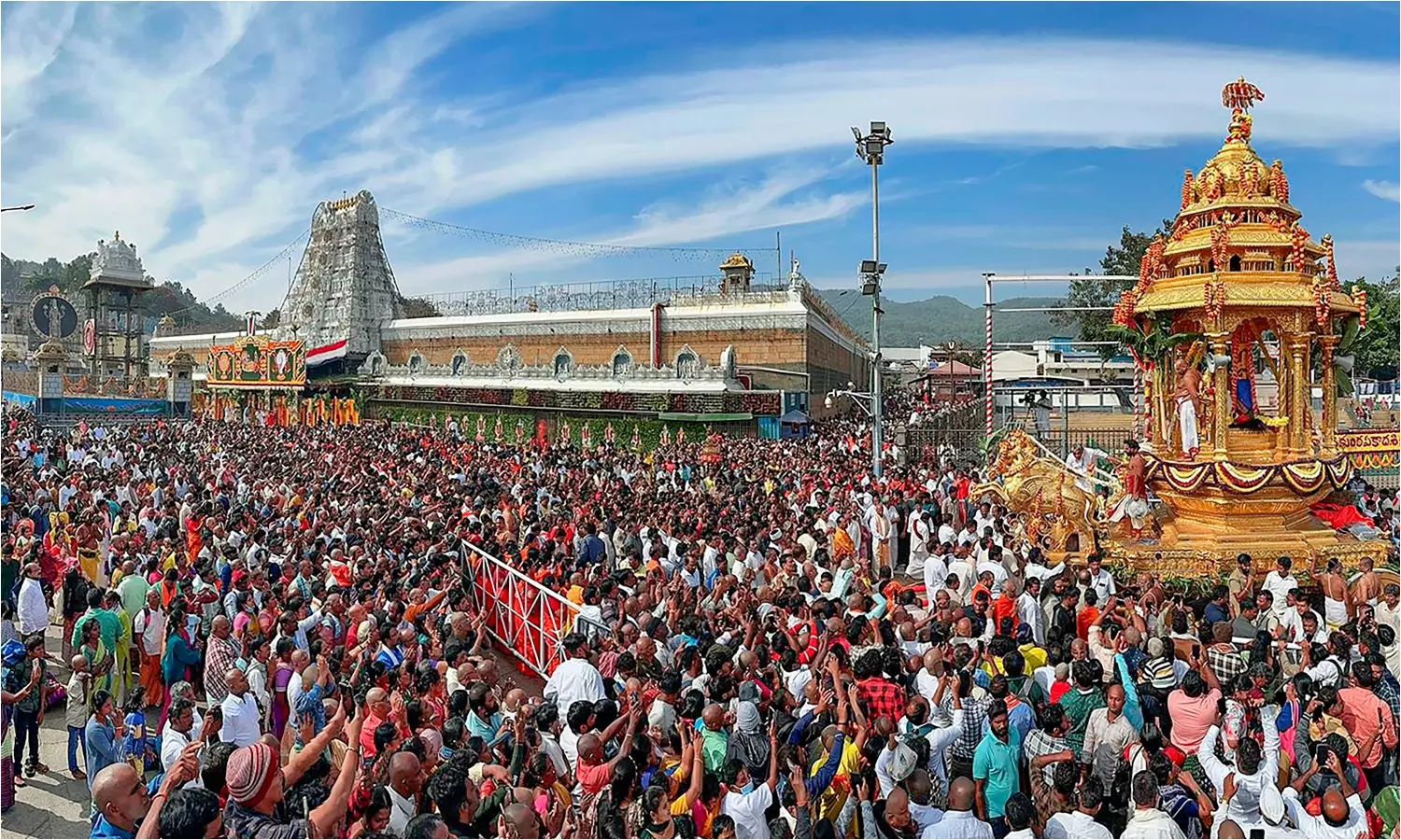 TTD: తిరుమల శ్రీవారి భక్తులకు బిగ్ అలర్ట్.. ఇక ఆన్ లైన్ లోనే శ్రీవాణి దర్శన టికెట్లు జారీ..!! TTD: తిరుమల శ్రీవారి భక్తులకు బిగ్ అలర్ట్.. ఇక ఆన్ లైన్ లోనే శ్రీవాణి దర్శన టికెట్లు జారీ..!!