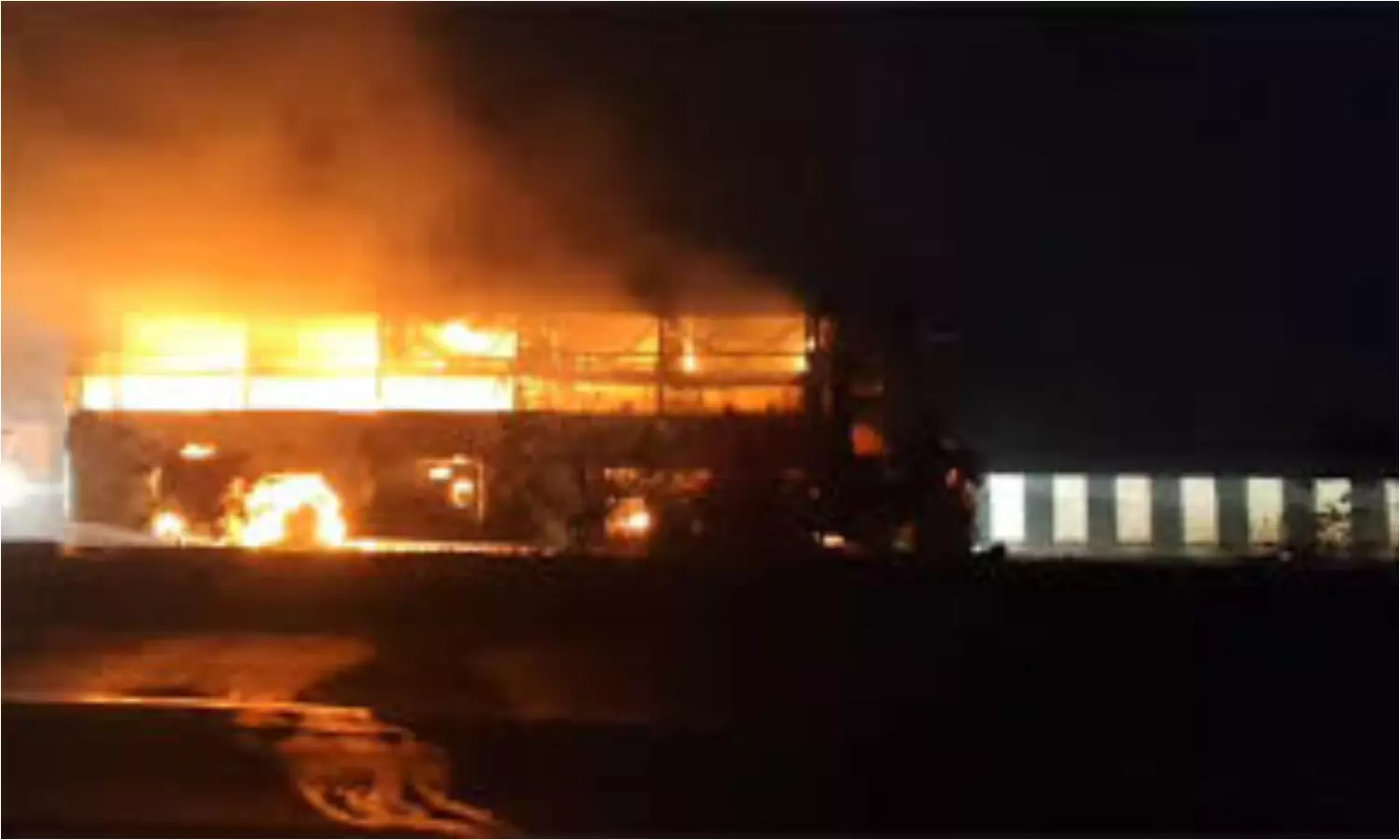 AP Bus Fire: పండగ వేళ తప్పిన పెను విషాదం.. దగ్ధమైన ప్రైవేట్ ట్రావెల్స్ బస్సు..!! AP Bus Fire: పండగ వేళ తప్పిన పెను విషాదం.. దగ్ధమైన ప్రైవేట్ ట్రావెల్స్ బస్సు..!!