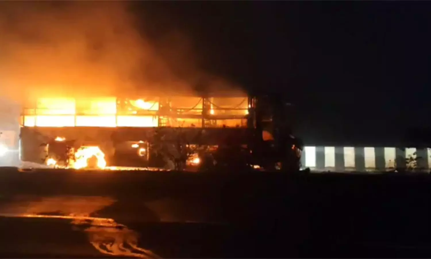 Bus Accident: కొవ్వూరు హైవేపై ప్రైవేట్ ట్రావెల్స్ బస్సు దగ్ధం Bus Accident: కొవ్వూరు హైవేపై ప్రైవేట్ ట్రావెల్స్ బస్సు దగ్ధం