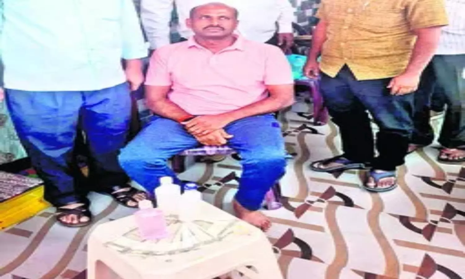 కర్నూలు జిల్లాలో లంచం తీసుకుంటూ ఏసీబీకి చిక్కిన ఎస్సై కర్నూలు జిల్లాలో లంచం తీసుకుంటూ ఏసీబీకి చిక్కిన ఎస్సై