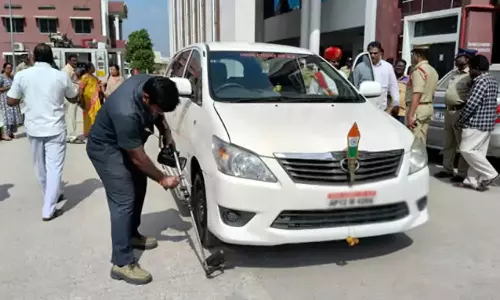 Bomb Threat: ఏలూరు జిల్లా కోర్టుకు బాంబు బెదిరింపులు Bomb Threat: ఏలూరు జిల్లా కోర్టుకు బాంబు బెదిరింపులు